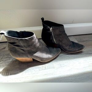 Women's Gray Dolce Vita Ankle Boots👢